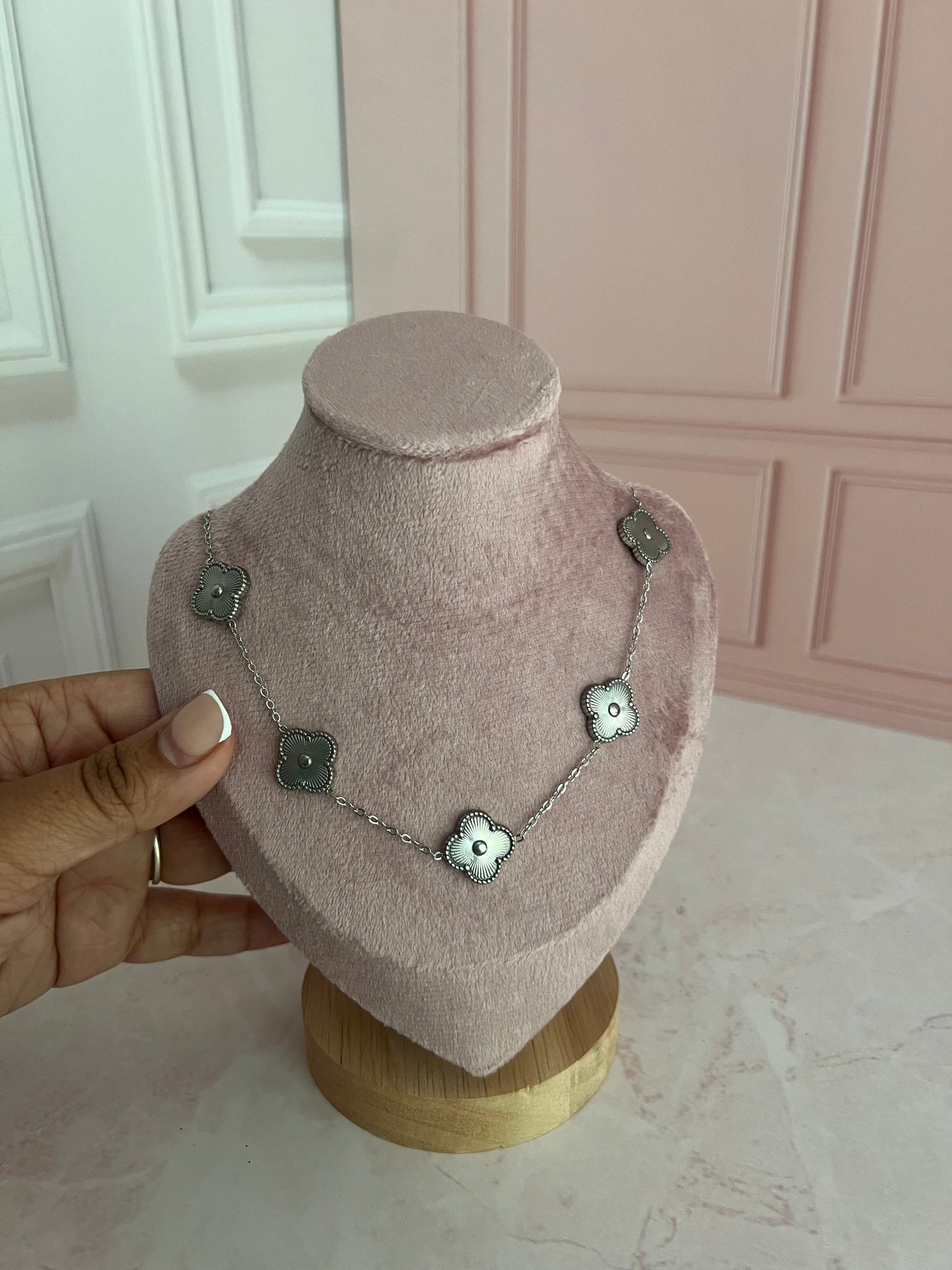 Van Necklace