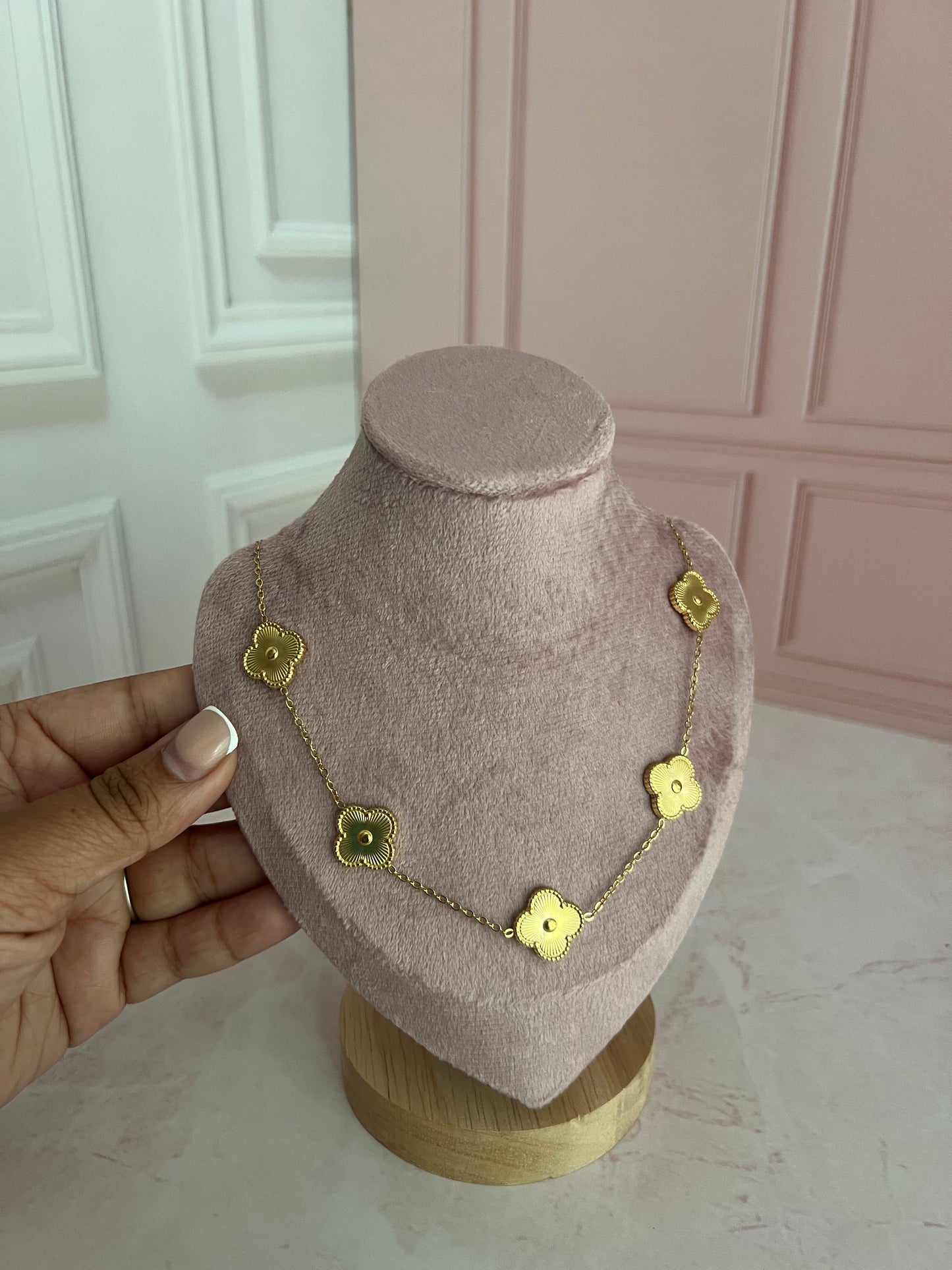 Van Necklace